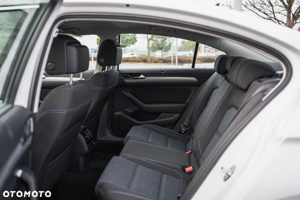 Volkswagen Passat - 25