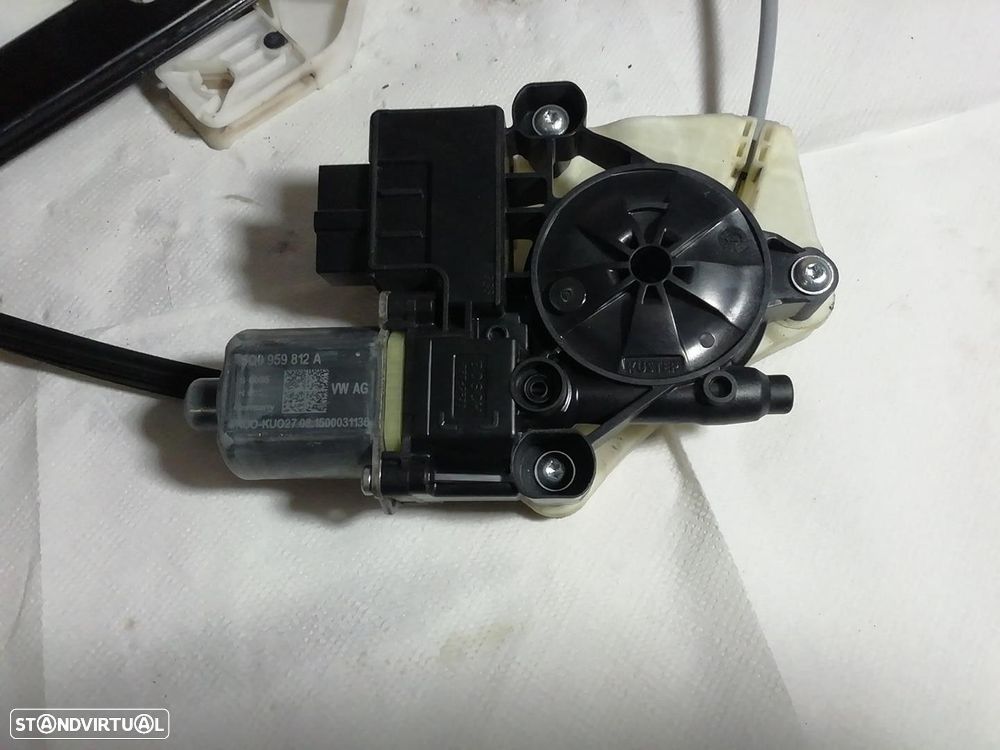 ELEVADOR DE VIDRO TRASEIRO DIREITO SEAT LEON 2015 -5Q0959812A - 2