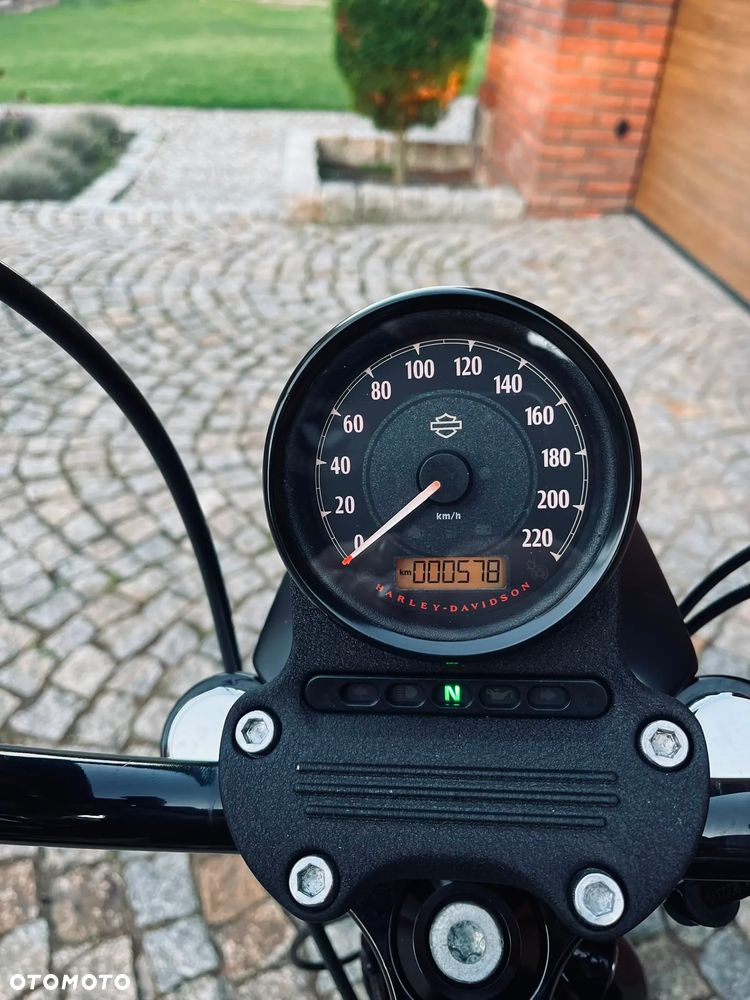 Harley-Davidson Sportster Iron 883 - 5
