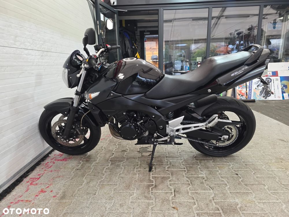 Suzuki GSR - 19