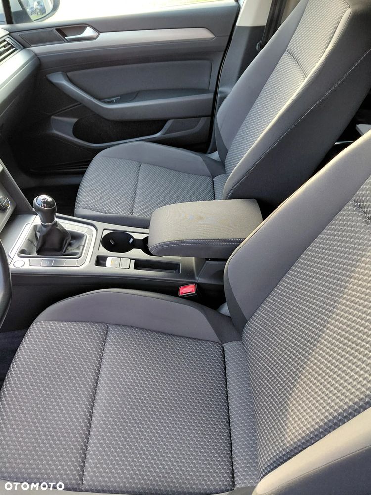 Volkswagen Passat - 32