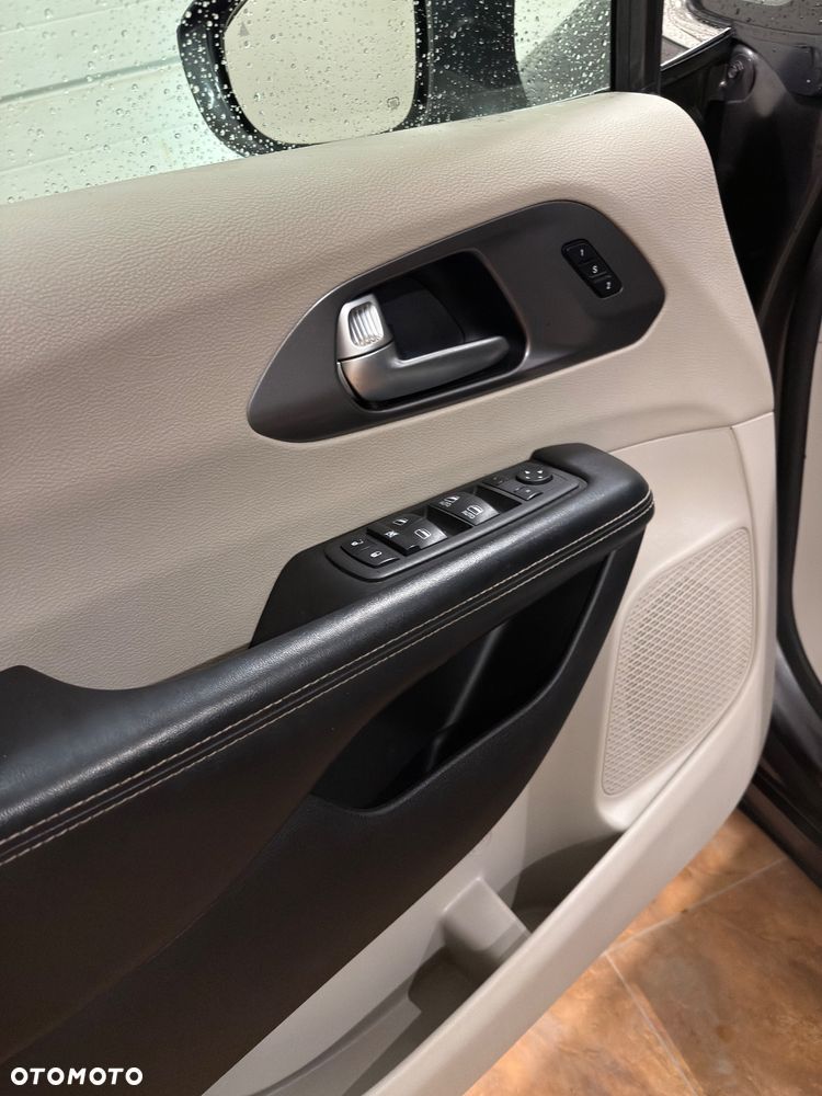 Chrysler Pacifica - 12