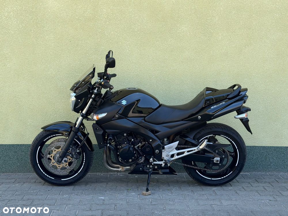Suzuki GSR - 24