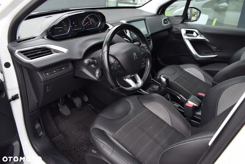 Peugeot 2008 1.2 Pure Tech Allure S&S - 11