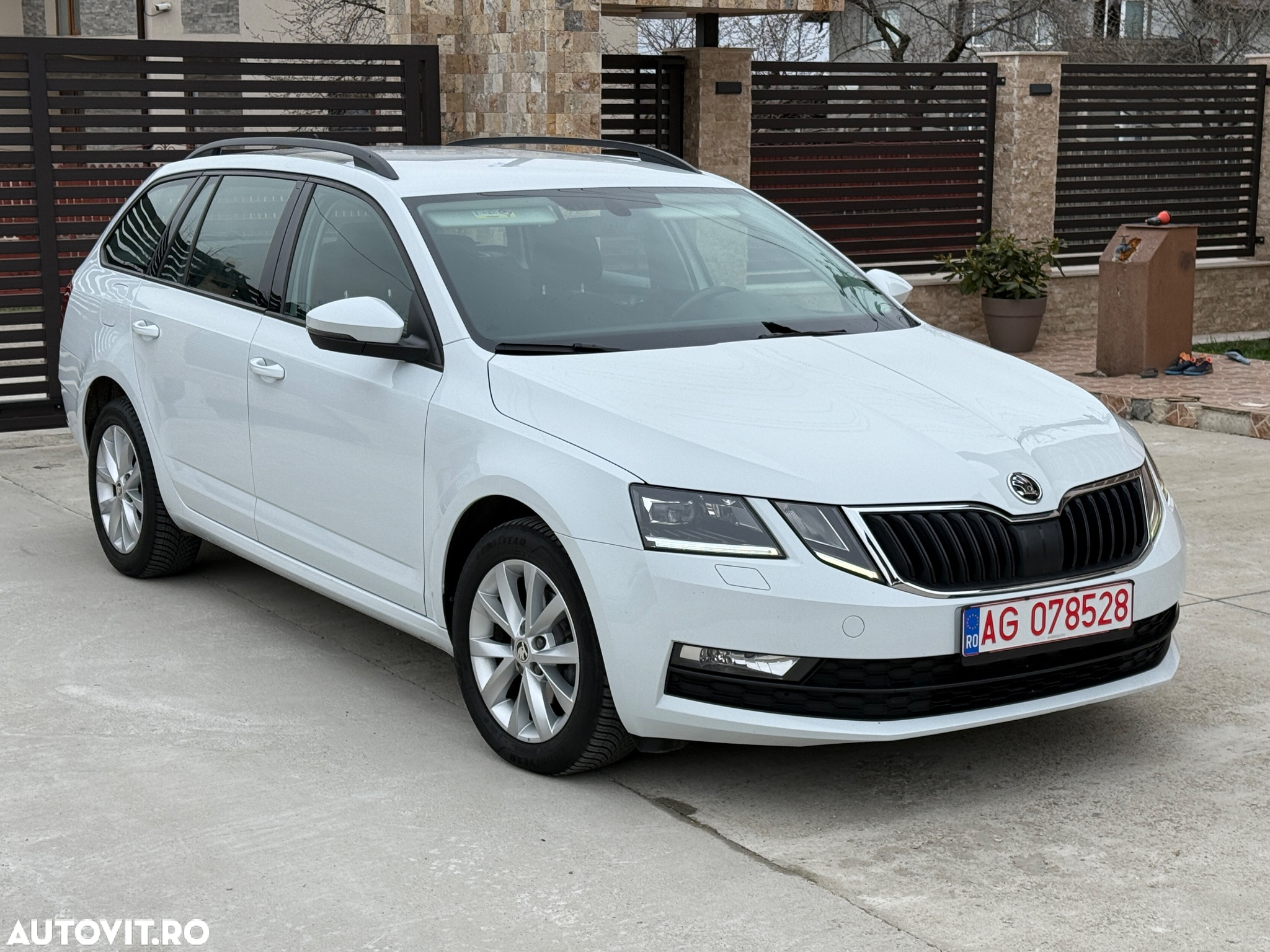 Skoda Octavia Combi Diesel 1.6 TDI DSG Style - 2