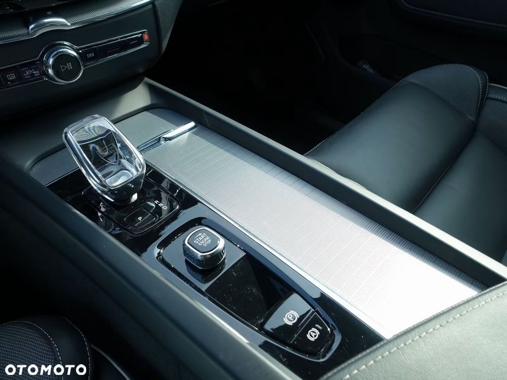 Volvo XC 60 B5 B AWD Plus Black Edition - 18