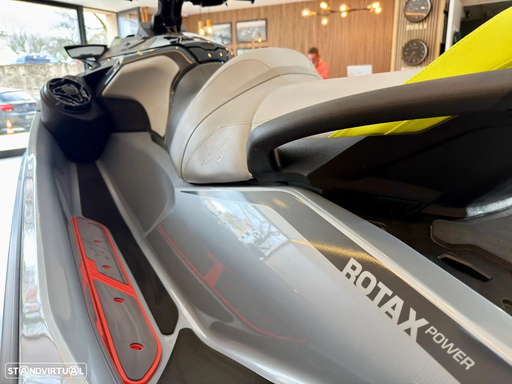 Sea-Doo RXT-X 325 RS - 25