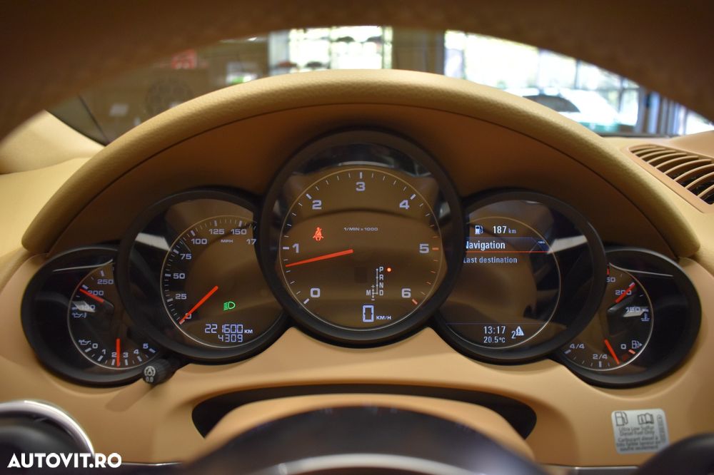 Porsche Cayenne 3.0 L - 16