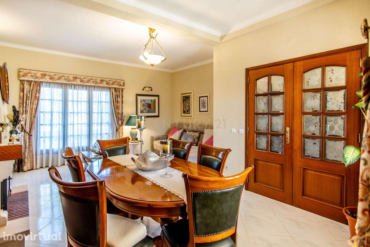 Espaçosa Moradia T3 + 2 com Garagem Localizada  na Bela Vista perto de - Grande imagem: 2/29