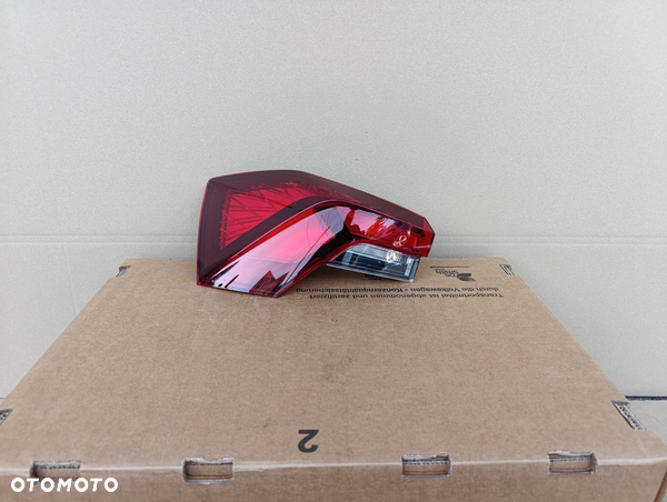 SKODA KAMIQ LIFT 23- lampa lewa tył tylna w błotnik igła 658.945.207A