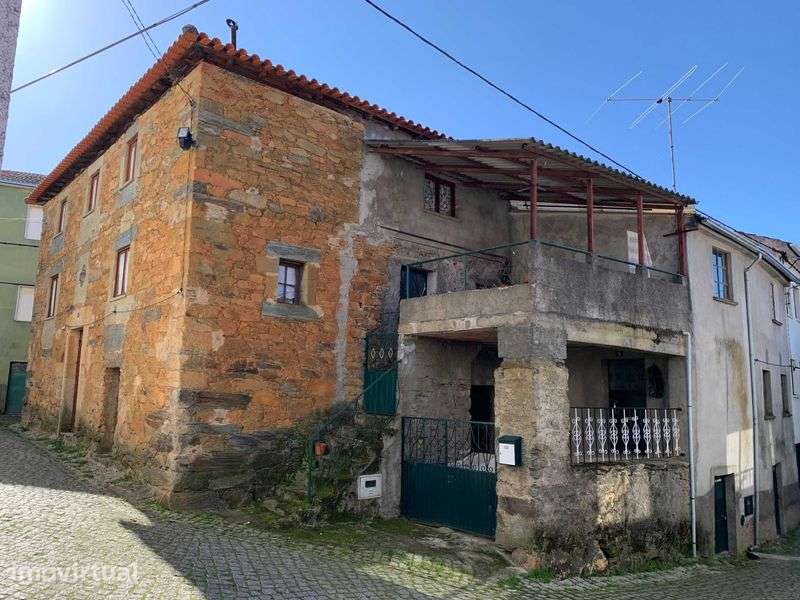 Casa em xisto (3 frentes) - S. Martinho (Barroca-Fundão)