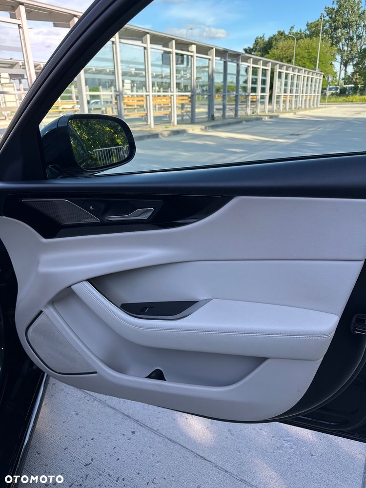 Jaguar XE 2.0 D180 HSE - 16