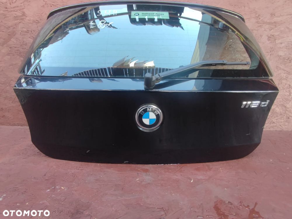 BMW E81 / E87LCI / E87 ORYGINALNA KLAPA BAGAŻNIKA TYŁ W KOLORZE SCHWARZ 2 668 O NR.  41 62 7 133 898 / 41 62 4 391 291 OEM W DOBRYM STANIE - 2