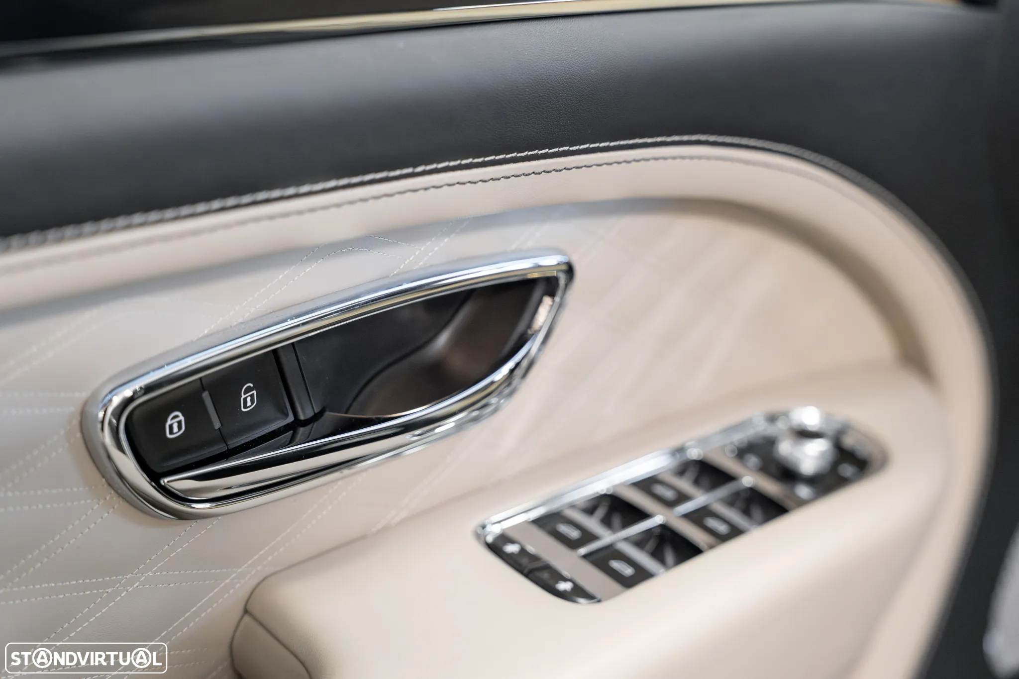 Bentley Bentayga EWB V8 Azure - 24