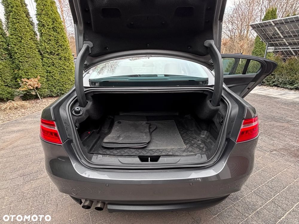 Jaguar XE 2.0 D Portfolio - 31