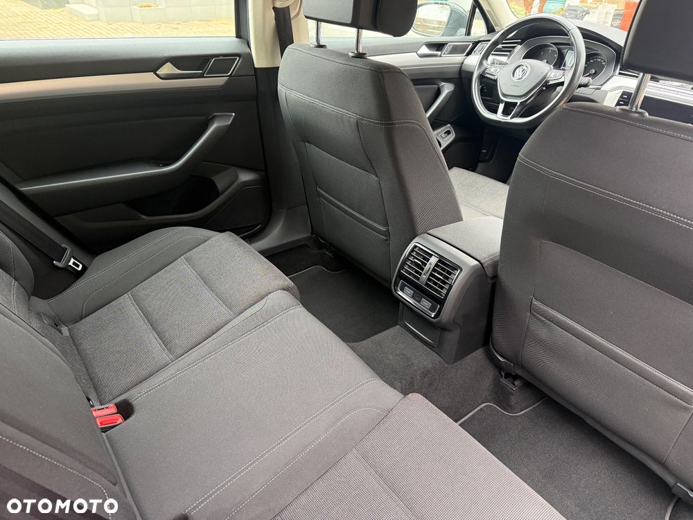 Volkswagen Passat 2.0 TDI SCR Business - 17