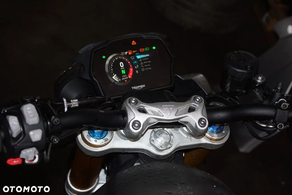 Triumph Speed Triple 1200 rs 2022 na części 692106889 SILNIK: silnik kompletny, blok silnika, głowica cylindrów, pokrywa zaworów, uszczelka głowicy, cylinder, tuleja cylindra, tłok, pierścienie tłokowe, sworzeń tłoka, korbowód, wał korbowy, panewki wału, wałek rozrządu, koło rozrządu, łańcuch rozrządu, napinacz rozrządu, ślizg rozrządu, zawór ssący, zawór wydechowy, sprężyna zaworowa, popychacz zaworu, dźwigienka zaworowa, uszczelniacz zaworowy, miska olejowa, korek spustowy oleju, pompa oleju, smok olejowy, filtr oleju, chłodnica oleju, przewód olejowy, obudowa filtra oleju, czujnik ciśnienia oleju, pokrywa alternatora, pokrywa sprzęgła, dekiel silnika, uszczelki silnika, engine assembly, engine block, cylinder head, valve cover, piston, piston rings, connecting rod, crankshaft, camshaft, timing chain, oil pump.  UKŁAD PALIWOWY I DOLOTOWY: zbiornik paliwa, bak paliwa, korek wlewu paliwa, pompa paliwa, kosz pompy paliwa, filtr paliwa, przewód paliwowy, listwa wtryskowa, wtryskiwacz, regulator ciśnienia paliwa, przepustnica, korpus przepustnicy, silniczek krokowy, czujnik położenia przepustnicy TPS, manetka gazu, rolgaz, elektroniczny gaz ride-by-wire, airbox, obudowa filtra powietrza, filtr powietrza, króciec dolotowy, kolektor dolotowy, czujnik temperatury powietrza, czujnik ciśnienia MAP, fuel tank, fuel pump, fuel injector, throttle body, air filter.  SPRZĘGŁO I SKRZYNIA BIEGÓW: kosz sprzęgłowy, piasta sprzęgła, tarcze sprzęgłowe, przekładki sprzęgła, sprężyny sprzęgła, docisk sprzęgła, pompa sprzęgła, wysprzęglik, przewód sprzęgła, klamka sprzęgła, skrzynia biegów, wałek sprzęgłowy, wałek zdawczy, koła zębate skrzyni, wodzik zmiany biegów, bęben zmiany biegów, czujnik biegu, dźwignia zmiany biegów, cięgno zmiany biegów, quickshifter, czujnik quickshiftera, clutch basket, clutch plates, gearbox, transmission shaft, gear selector drum, shift fork.  NAPĘD TYLNEGO KOŁA: zębatka przednia, zębatka tylna, łańcuch napędowy, spinka łańcucha, napinacz łańcucha, prowadnica łańcucha, osłona łańcucha, guma zabieraka, zabierak zębatki, mocowanie zębatki, front sprocket, rear sprocket, drive chain, chain adjuster, chain guide, chain guard, sprocket carrier.  UKŁAD WYDECHOWY: kolektory wydechowe, rury wydechowe, tłumik końcowy, tłumik środkowy, katalizator, osłona tłumika, zawór wydechowy, silniczek zaworu wydechowego, linki zaworu wydechowego, sonda lambda, uszczelka kolektora, obejma wydechu, mocowanie tłumika, exhaust headers, muffler, silencer, catalytic converter, exhaust valve, oxygen sensor, heat shield.  UKŁAD CHŁODZENIA: chłodnica, wentylator chłodnicy, osłona chłodnicy, korek chłodnicy, zbiorniczek wyrównawczy, pompa wody, termostat, obudowa termostatu, przewód chłodnicy, wąż układu chłodzenia, króciec wody, czujnik temperatury płynu, radiator, radiator fan, coolant reservoir, water pump, thermostat, coolant hose.  ZAWIESZENIE PRZEDNIE: lagi przednie, widelec przedni, goleń widelca, rura nośna, dolna półka, górna półka, sztyca widelca, uszczelniacz lagi, uszczelniacz przeciwpyłowy, sprężyna widelca, kartridż amortyzatora, regulator tłumienia, korek lagi, olej do lag, amortyzator skrętu, steering damper, front fork, fork tube, fork seal, fork cartridge, triple clamp, upper yoke, lower yoke.  ZAWIESZENIE TYLNE: amortyzator tylny, sprężyna amortyzatora, wahacz jednoramienny, oś wahacza, łożysko wahacza, kiwak zawieszenia, łącznik amortyzatora, regulator napięcia wstępnego, mocowanie amortyzatora, rear shock, shock absorber, single-sided swingarm, swingarm pivot, suspension linkage.  UKŁAD HAMULCOWY: zacisk hamulcowy przedni lewy, zacisk hamulcowy przedni prawy, zacisk hamulcowy tylny, jarzmo zacisku, tłoczek hamulcowy, zestaw naprawczy zacisku, klocki hamulcowe przednie, klocki hamulcowe tylne, tarcza hamulcowa przednia, tarcza hamulcowa tylna, pompa hamulcowa przednia, pompa hamulcowa tylna, przewód hamulcowy, przewód w oplocie, zbiorniczek płynu hamulcowego, klamka hamulca, pedał hamulca, czujnik światła stop, moduł ABS, pompa ABS, czujnik ABS, pierścień ABS, front brake caliper, rear brake caliper, brake pads, brake disc, brake rotor, brake master cylinder.  KOŁA I OPONY: felga przednia, felga tylna, koło przednie, koło tylne, oś koła przedniego, oś koła tylnego, dystans koła, łożysko koła, uszczelniacz koła, piasta koła, nakrętka tylnego koła, zawór opony, czujnik ciśnienia TPMS, opona przednia, opona tylna, front wheel, rear wheel, wheel rim, wheel axle, wheel bearing, wheel hub, tire, tyre, TPMS sensor.  KIEROWNICA I STEROWANIE: kierownica, mocowanie kierownicy, riser kierownicy, lewa manetka, prawa manetka, ciężarki kierownicy, końcówki kierownicy, lusterko lewe, lusterko prawe, uchwyt lusterka, klamka sprzęgła, klamka hamulca, przełącznik zespolony lewy, przełącznik zespolony prawy, rolgaz, stacyjka, antena stacyjki, amortyzator skrętu, handlebar, handlebar clamp, grip, bar end, rear-view mirror, switchgear, ignition switch.  RAMA I PODWOZIE: rama główna, rama tylna, subframe, wspornik ramy, mocowanie silnika, śruba mocowania silnika, crash pad, slider ramy, osłona ramy, stopka boczna, czujnik stopki bocznej, sprężyna stopki, uchwyt tablicy rejestracyjnej, mocowanie podnóżka, podnóżek kierowcy lewy, podnóżek kierowcy prawy, podnóżek pasażera lewy, podnóżek pasażera prawy, set podnóżków, rearset, frame, rear subframe, engine mount, crash protector, side stand, footpeg.  OWIEWKI I NADWOZIE: owiewka przednia, owiewka boczna lewa, owiewka boczna prawa, owiewka tylna, boczek lewy, boczek prawy, osłona chłodnicy, osłona silnika, belly pan, pług pod silnik, błotnik przedni, błotnik tylny, nadkole, hugger, przednia szyba, szyba sportowa, deflektor, wlot powietrza, osłona ramy, osłona wahacza, osłona karbonowa, carbon cover, fairing, side panel, front fender, rear fender, windscreen, radiator cover.  SIEDZENIE I TYLNA CZĘŚĆ: siedzenie kierowcy, siedzenie pasażera, kanapa, zamek siedzenia, linka zamka siedzenia, uchwyt pasażera, ogon motocykla, stelaż tylny, wypełnienie zadupka, osłona siedzenia, seat cowl, rider seat, passenger seat, seat lock, tail section.  ELEKTRYKA I ELEKTRONIKA: wiązka elektryczna główna, wiązka przednia, wiązka tylna, sterownik silnika ECU, moduł zapłonowy, regulator napięcia, alternator, stator, rotor alternatora, rozrusznik, przekaźnik rozrusznika, akumulator, skrzynka bezpieczników, bezpiecznik, przekaźnik, cewka zapłonowa, świeca zapłonowa, fajka świecy, przewód masowy, złącze elektryczne, gniazdo USB, immobilizer, antena immobilizera, czujnik przechyłu, czujnik położenia wału, czujnik położenia wałka, czujnik prędkości, czujnik temperatury, czujnik ciśnienia, wiring harness, ECU, voltage regulator, alternator, starter motor, starter relay, battery, fuse box, ignition coil, spark plug.  OŚWIETLENIE I ZEGARY: reflektor przedni, lampa przednia LED, światło mijania, światło drogowe, moduł reflektora, kierunkowskaz przedni lewy, kierunkowskaz przedni prawy, kierunkowskaz tylny lewy, kierunkowskaz tylny prawy, lampa tylna, światło stop, lampka tablicy rejestracyjnej, licznik, zegary, wyświetlacz TFT, panel wskaźników, obudowa licznika, czujnik poziomu paliwa, headlight, LED headlamp, tail light, brake light, turn signal, indicator, instrument cluster, dashboard, TFT display.  SYSTEMY ELEKTRONICZNE: moduł kontroli trakcji, traction control, czujnik IMU, moduł ride-by-wire, tempomat, przełącznik tempomatu, quickshifter up and down, moduł ABS, czujnik kąta pochylenia, moduł Bluetooth, antena, moduł bezkluczykowy, keyless module, kluczyk, pilot, immobilizer key, przełącznik trybów jazdy, riding mode switch.  ŚRUBY, ŁOŻYSKA I DROBNE CZĘŚCI: komplet śrub, śruba owiewki, nakrętka osi, tuleja dystansowa, podkładka, spinka, zatrzask, kołek montażowy, guma mocująca, silentblock, obejma, uchwyt przewodu, łożysko główki ramy, łożysko igiełkowe, łożysko kulkowe, simmering, uszczelka, oring, zestaw naprawczy, - 6