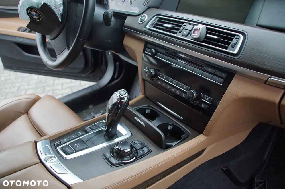 Pojazd na części BMW F01 750i Long xDrive, rocznik 2011 BLACK SAPPHIRE METALLIC (475) XCL.LEDER NAPPA ERW./D5 SATB HELL (NAD5) silnik N63B44O0 skrzynia GA6HP-26Z drzwi klapa szyba fotele long amortyzator - 17
