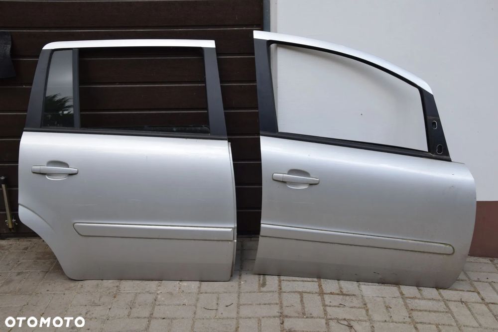 Opel Zafira B 05-14 Drzwi Prawy przód tył prawe przednie tylne srebrne Z157 bez korozji - 1