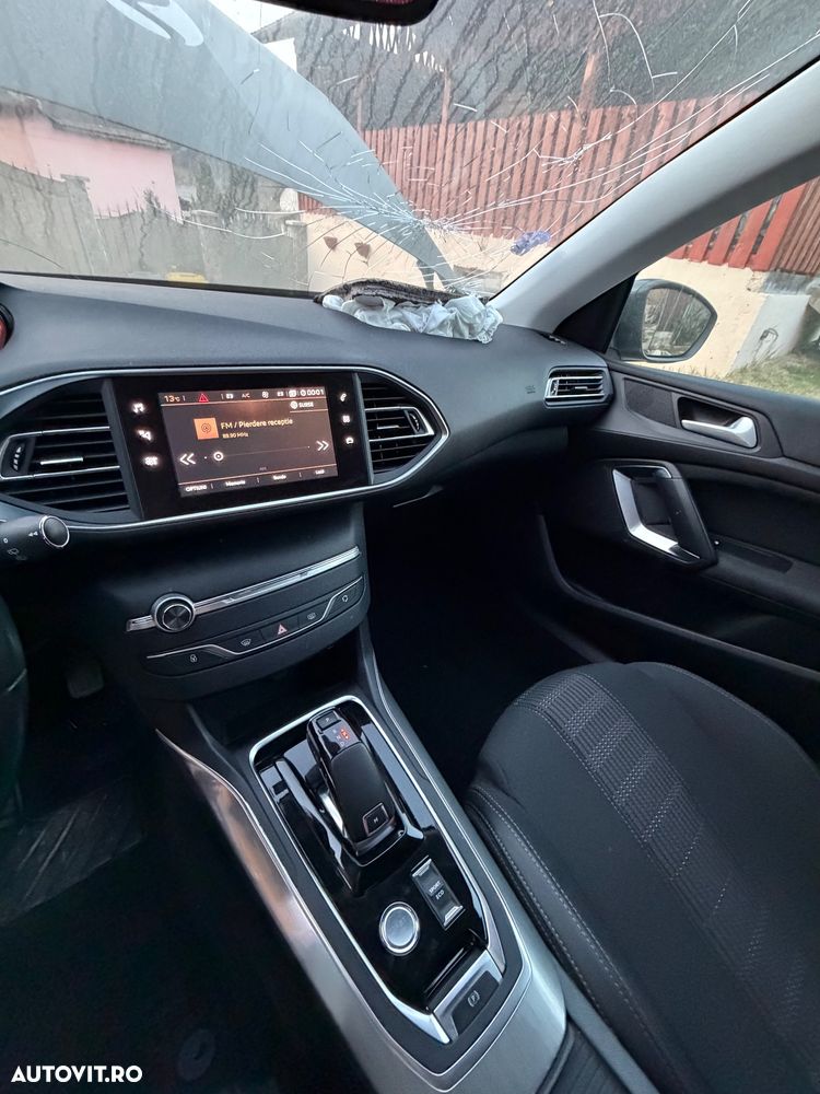 Peugeot 308 1.2 L PureTech Turbo S&S EAT8 Allure - 7