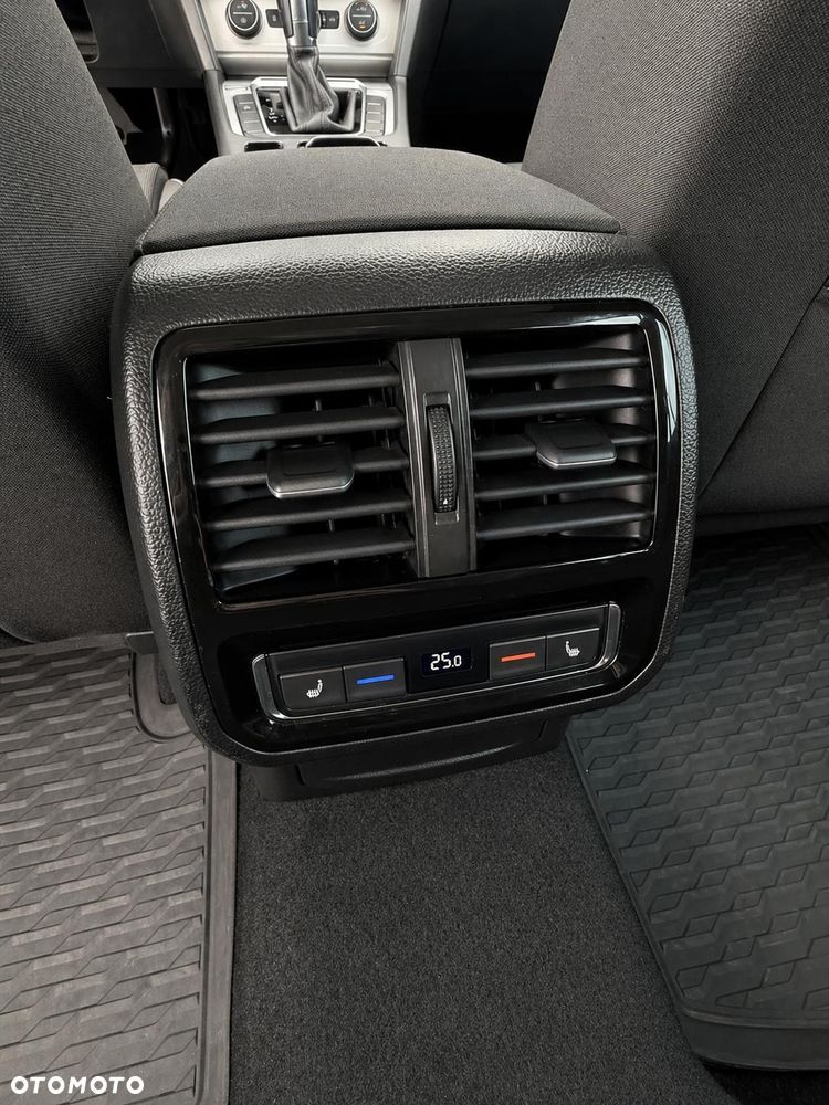 Volkswagen Passat 1.6 TDI SCR DSG Conceptline - 14