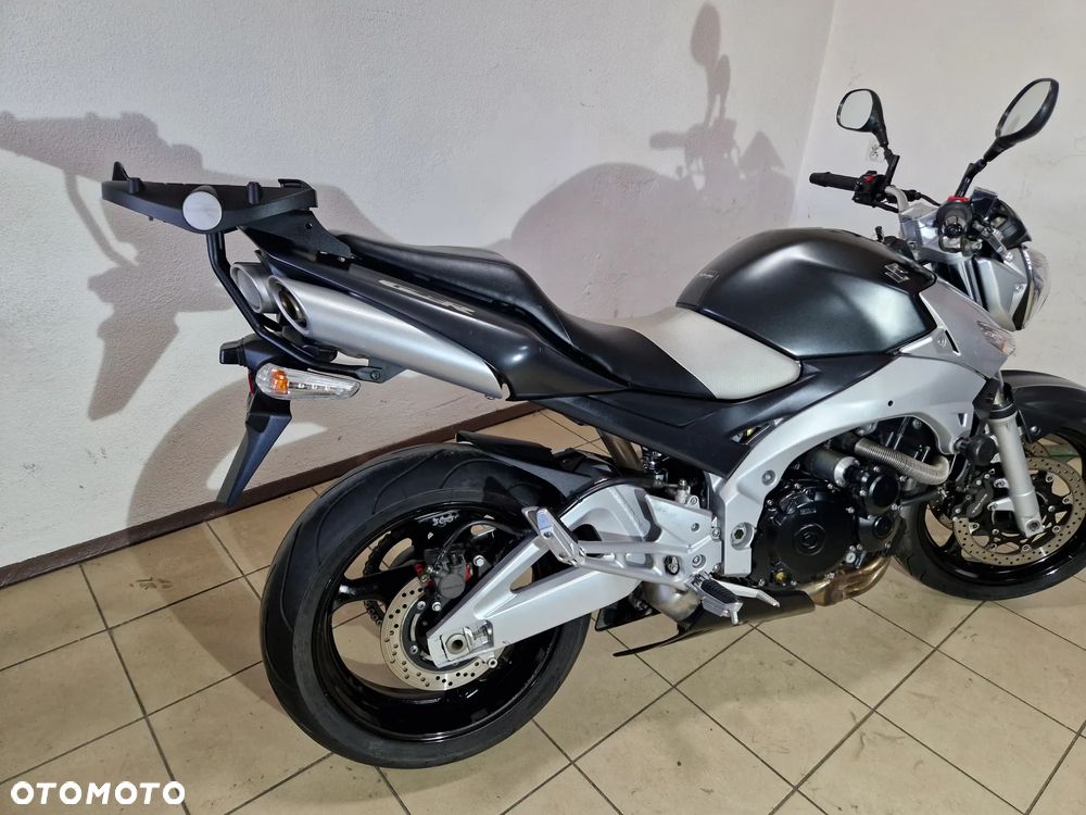 Suzuki GSR - 4