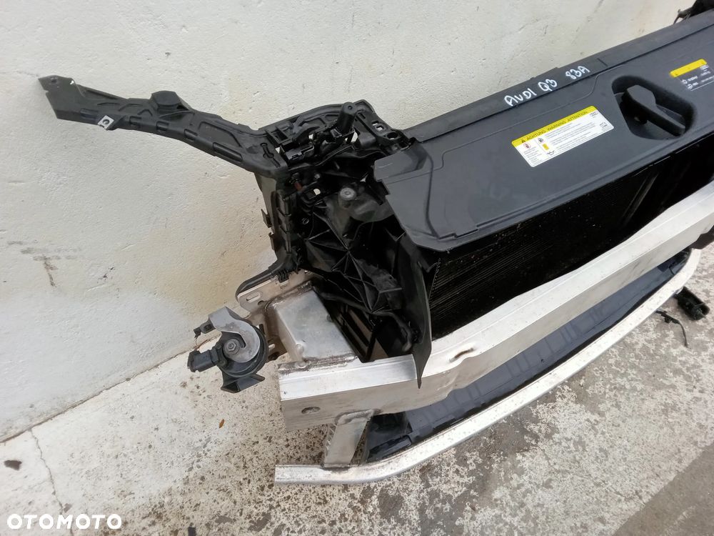 AUDI Q3 II 83A  - PAS PRZEDNI CHŁODNICE WENTYLA - 3