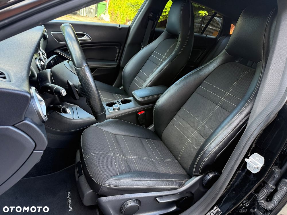 Mercedes-Benz CLA 180 7G-DCT UrbanStyle Edition - 30