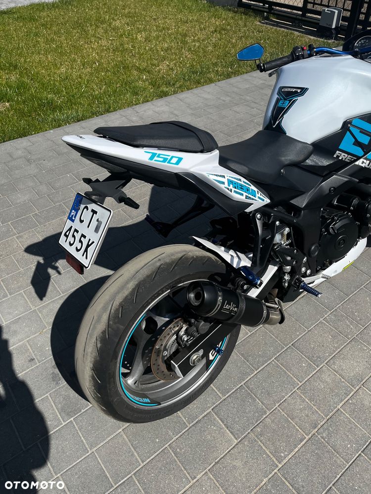 Suzuki GSR - 6