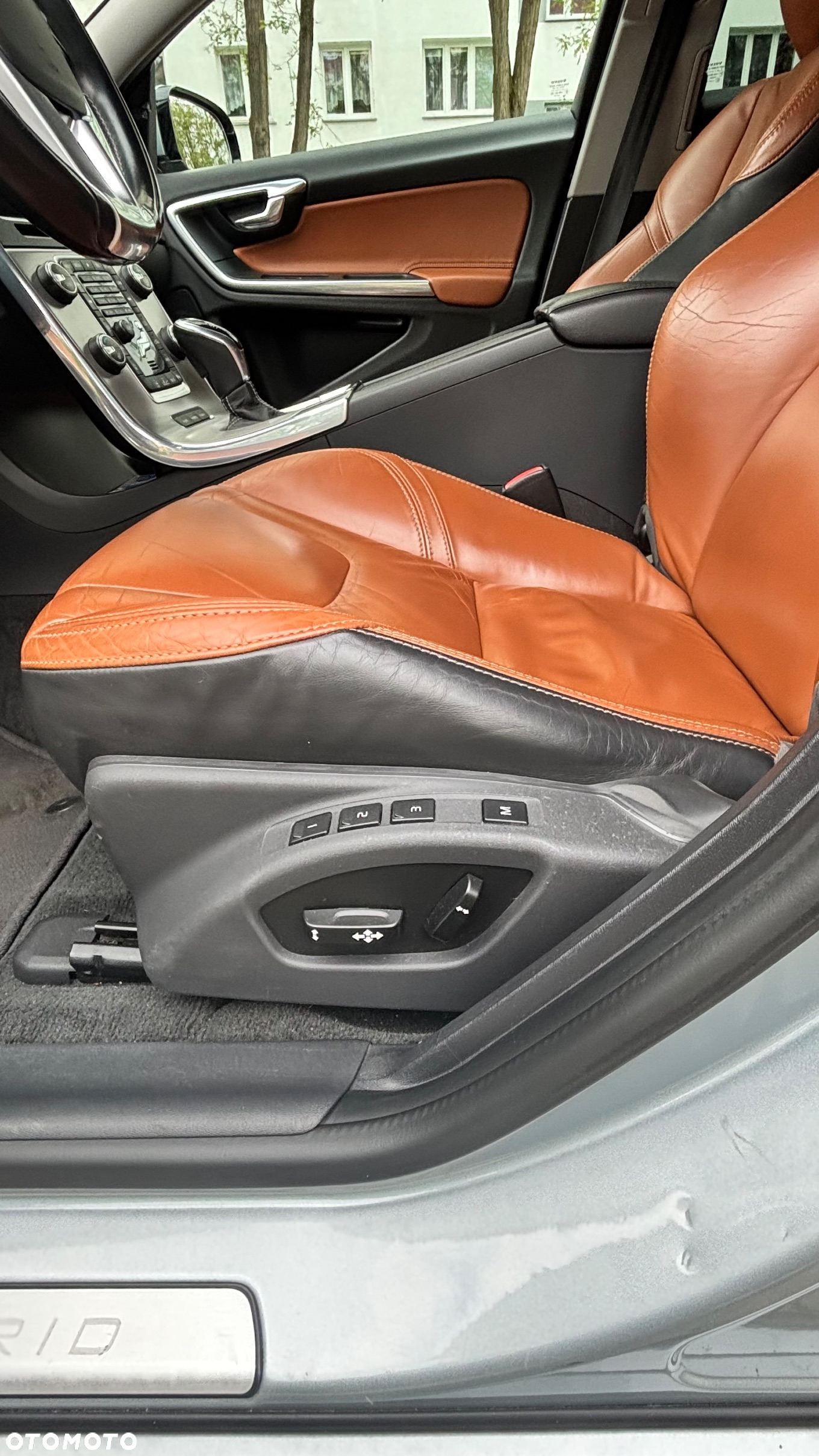 Volvo V60 D6 AWD Plug-in Hybrid Summum - 36