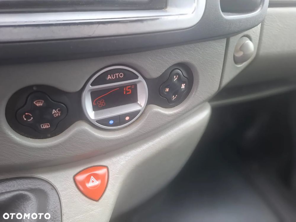 Renault Trafic Grand Passenger Black Edition - 16