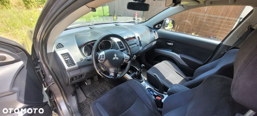 Mitsubishi Outlander - 2