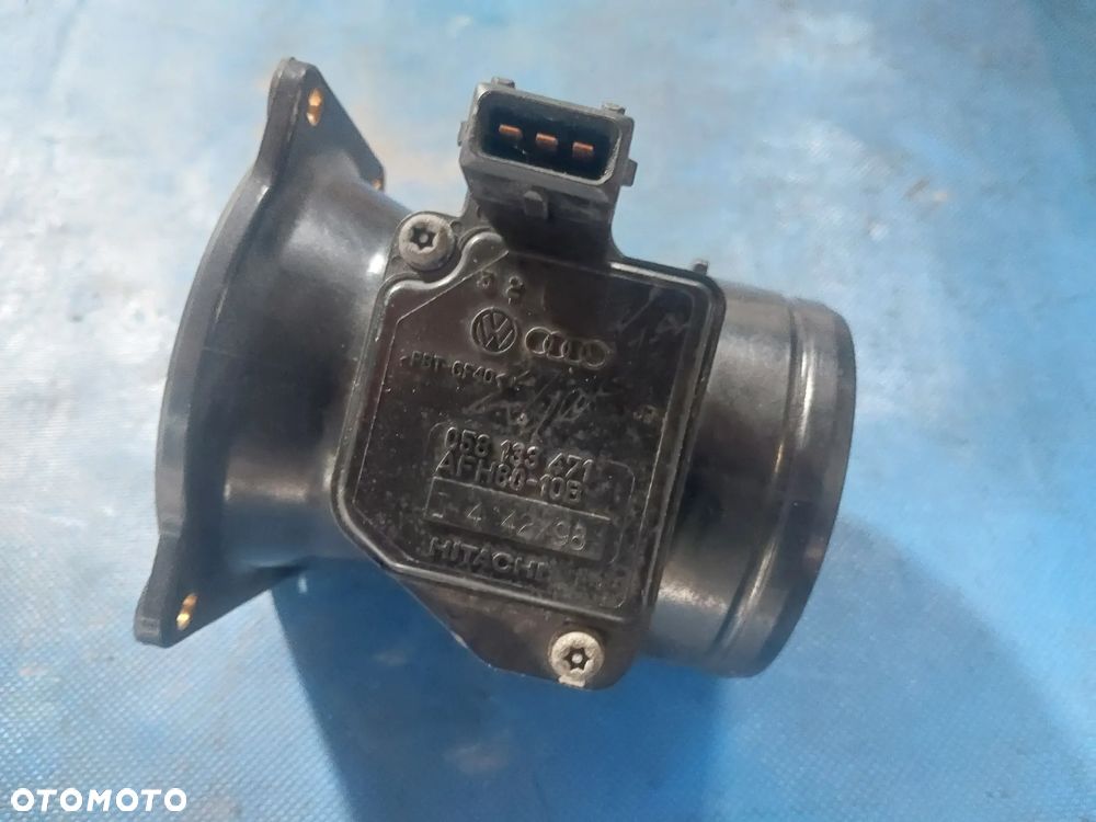 Przepływomierz powietrza Audi A4 B5 A6 C4 C5 2,4 2,8 V6 Hitachi AFH70-08C AFH7008C ORYGINAŁ - 1