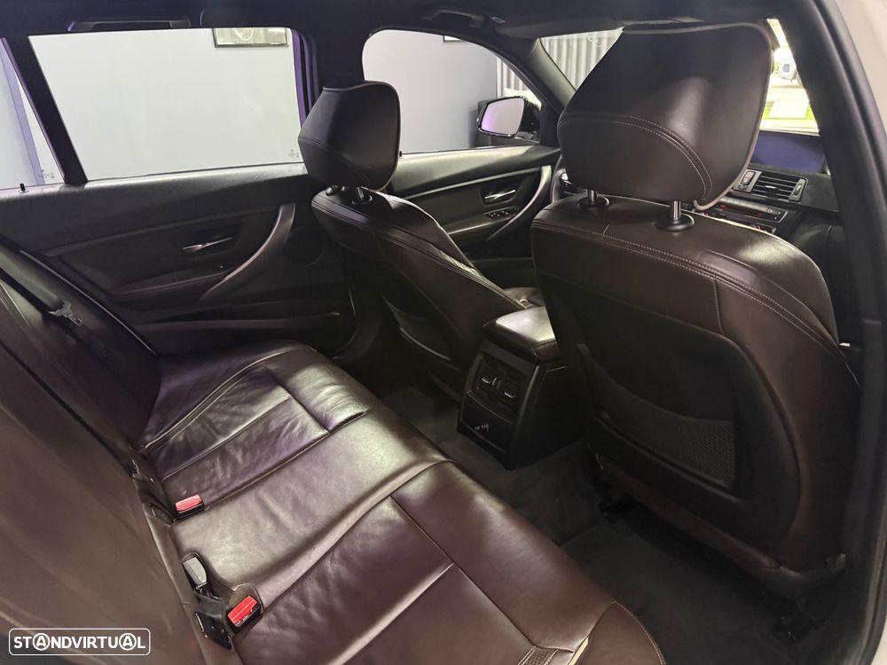BMW 320 d Pack M - 12