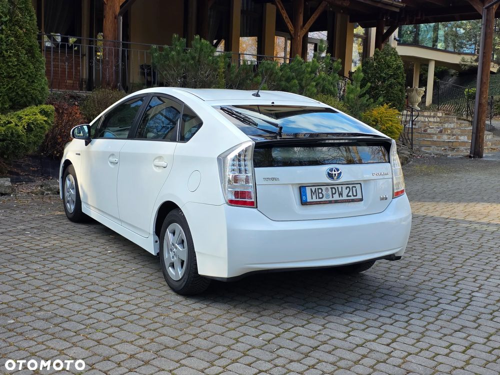 Toyota Prius (Hybrid) - 4