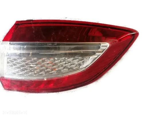 FORD MONDEO MK4 14r LAMPA W BŁOTNIK PRAWY TYŁ - 1