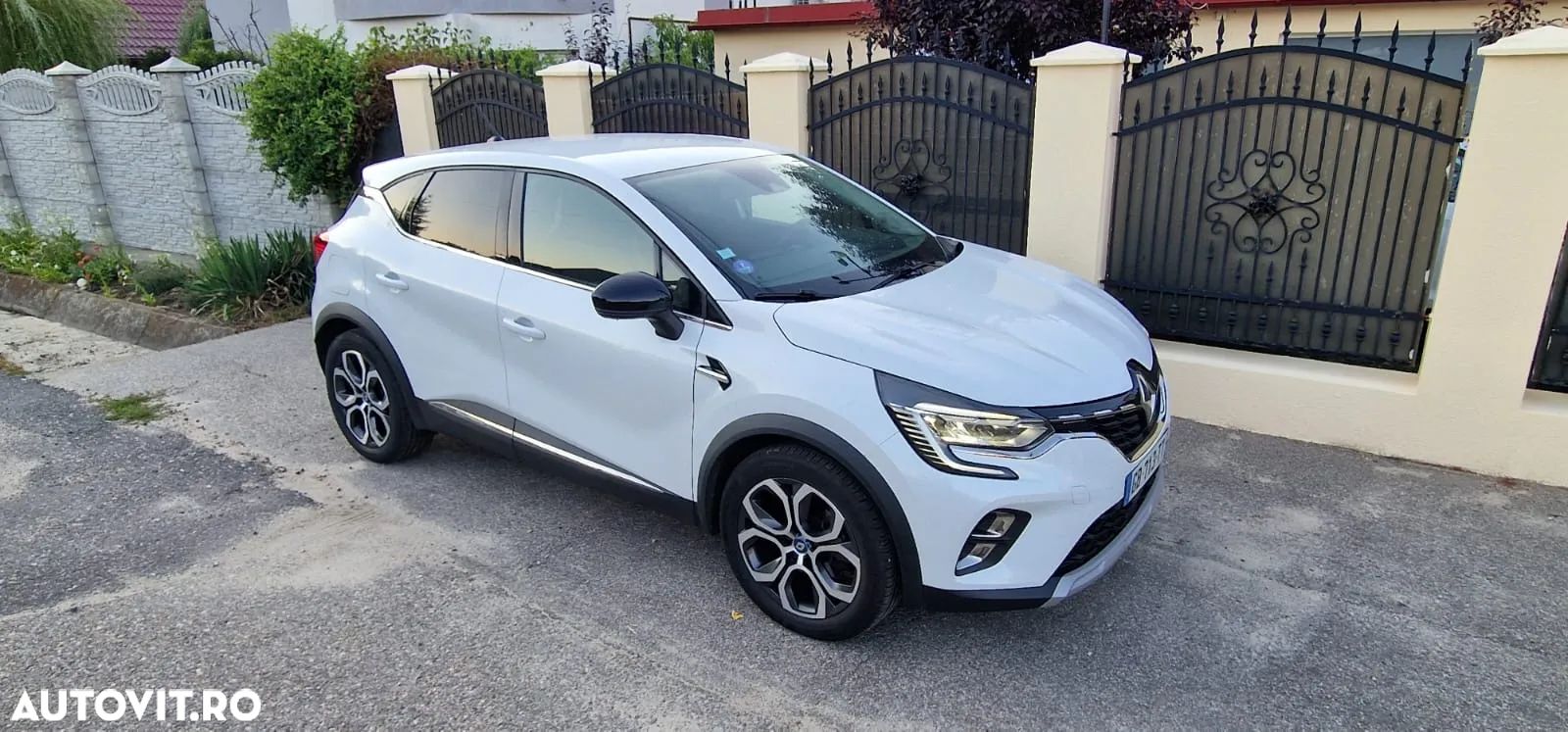 Renault Captur E-Tech Plug-In-Hybrid Intens - 1