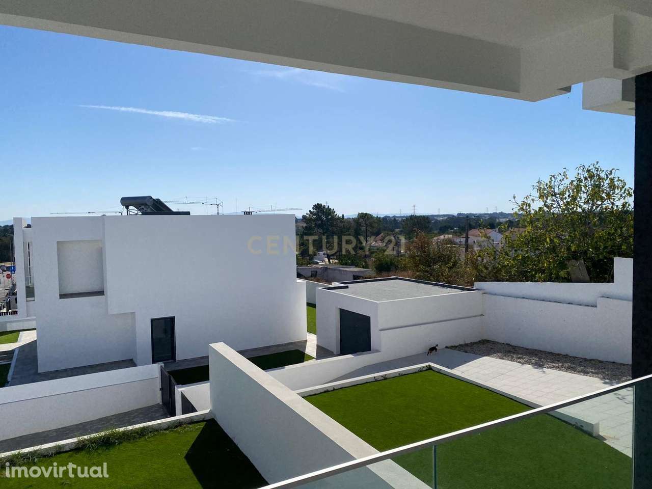 Moradia Nova Isolada em Corroios - 5 divisões 3 Quartos e 3 Casas de B - Grande imagem: 3/9