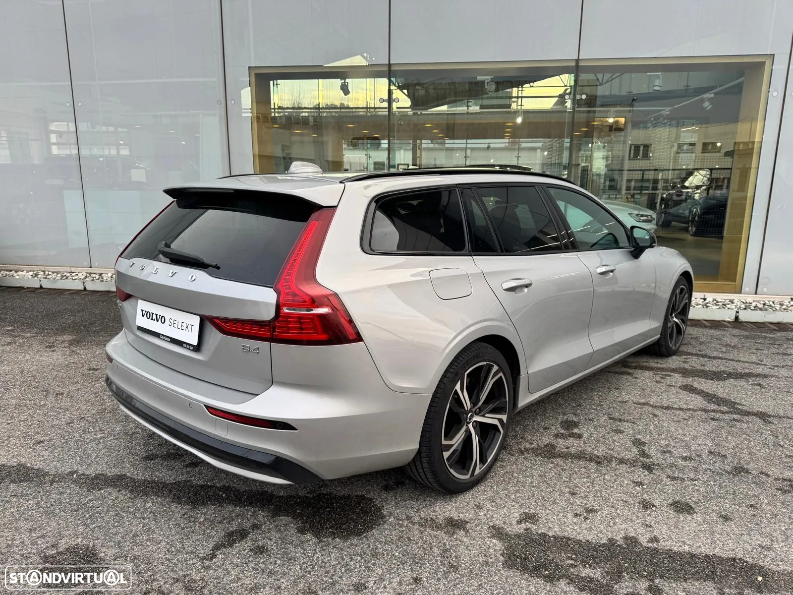 Volvo V60 2.0 B4 Plus Dark Auto - 15