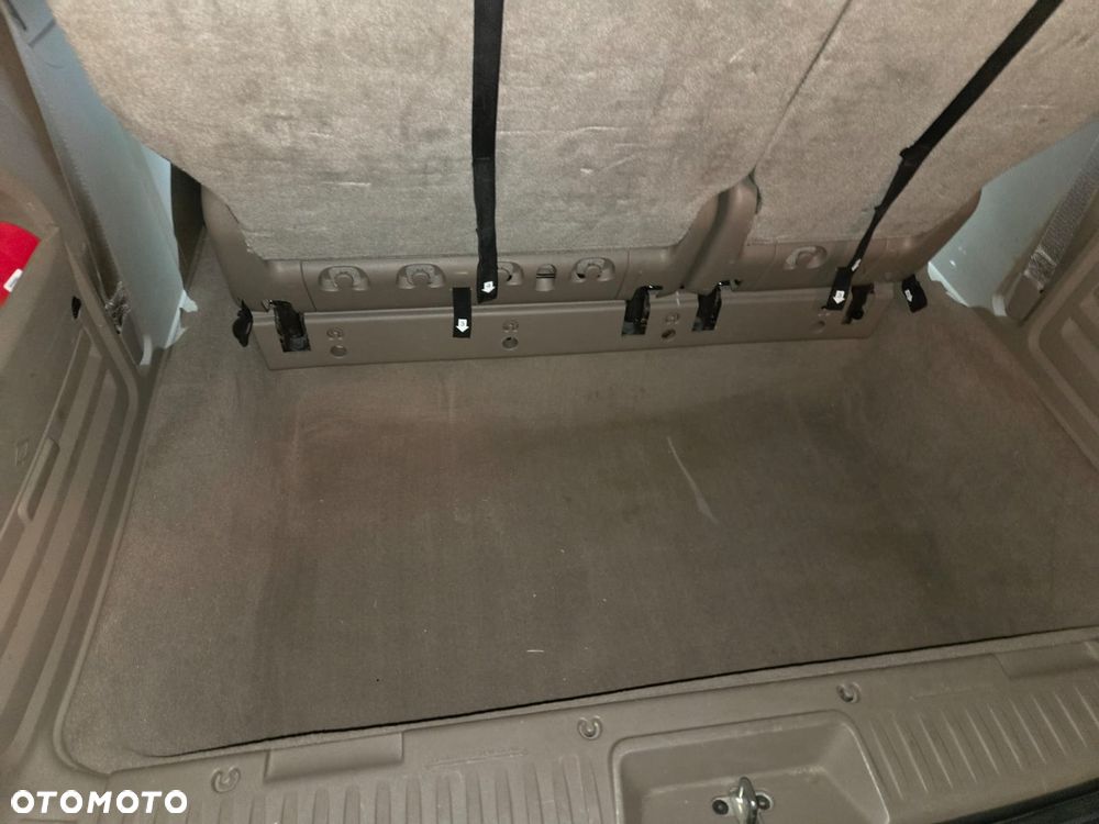 Chrysler Town & Country - 16