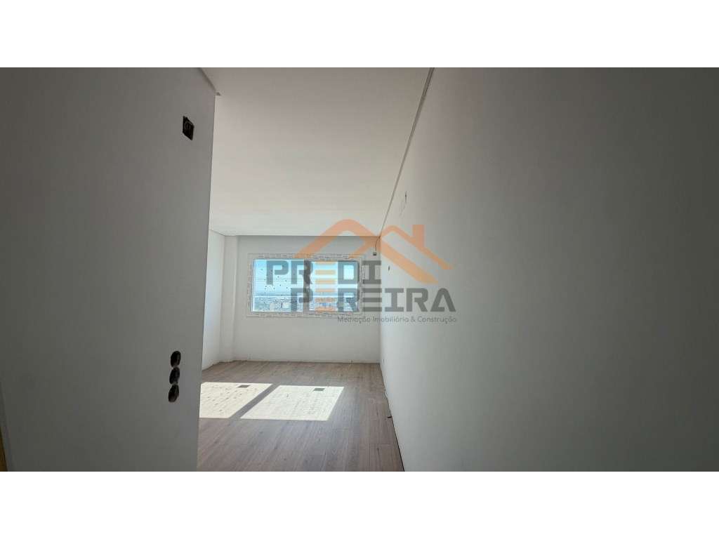 Apartamento T3, com dois estacionamentos, situados no ALVERCA PREST...