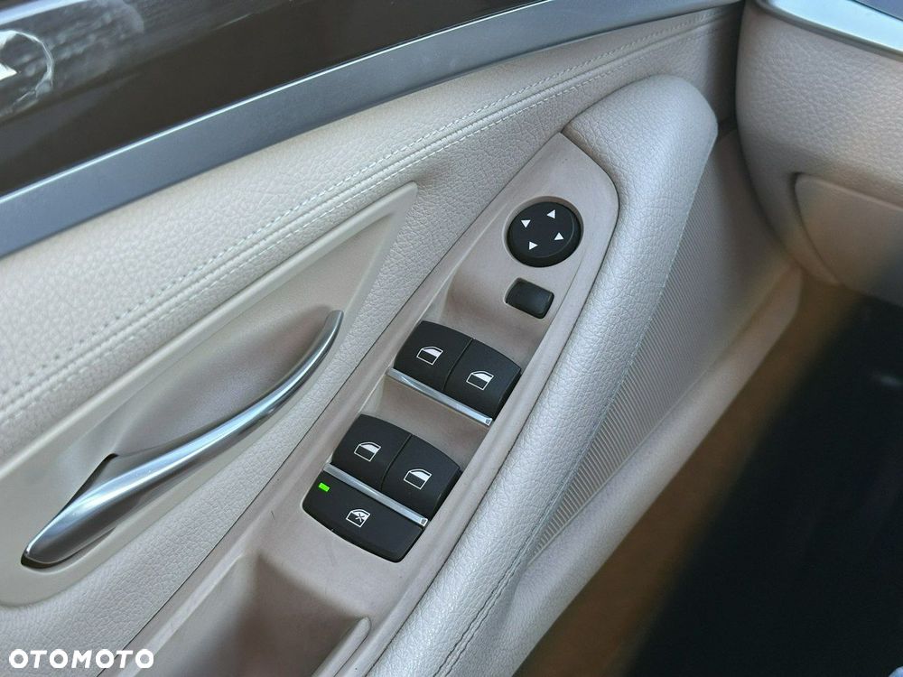 BMW Seria 5 528i xDrive - 14