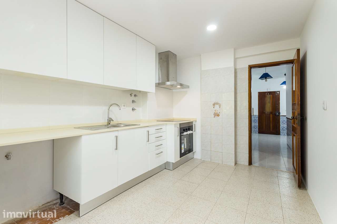 Apartamento T2 para Arrendamento | Largo Padre Américo, Massamá - Grande imagem: 2/15