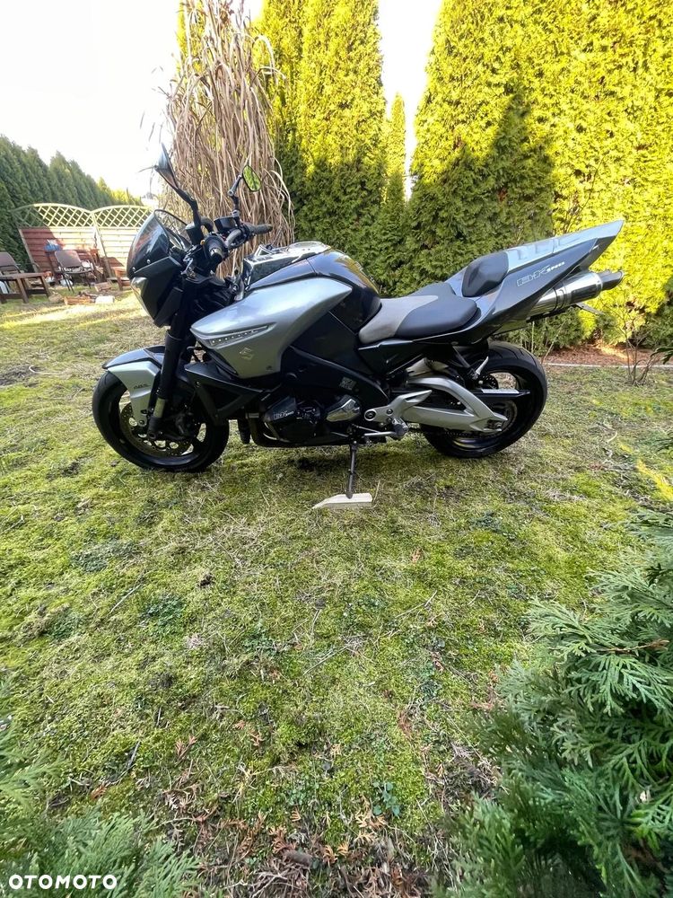 Suzuki GSX - 6