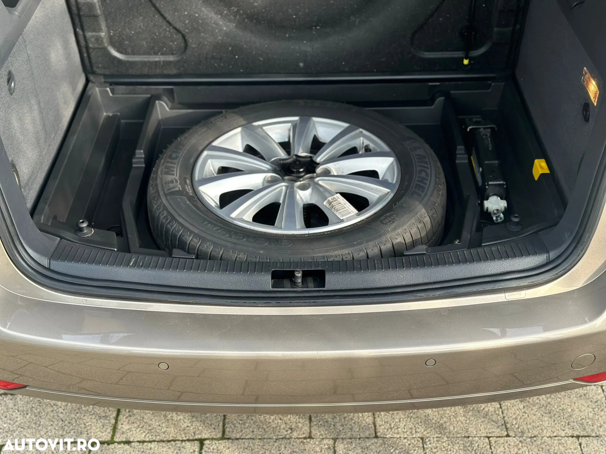 Volkswagen Touran 2.0 TDI DPF BlueMotion Technology Highline - 28