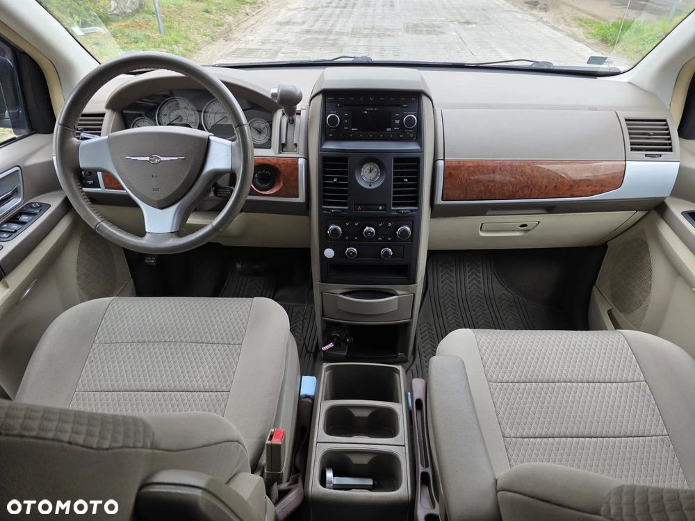 Chrysler Town & Country - 9
