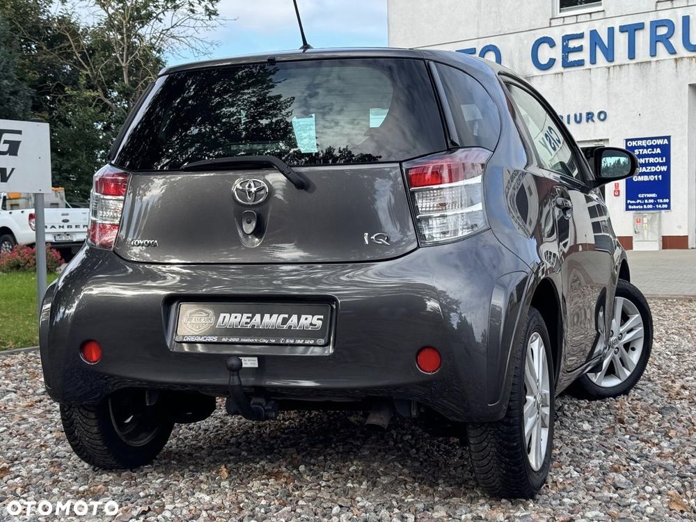 Toyota iQ - 12