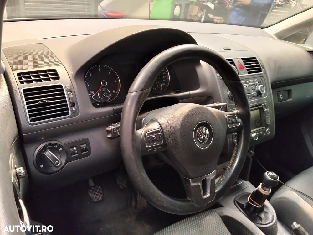VOLKSWAGEN Touran 2011 — imagine 9