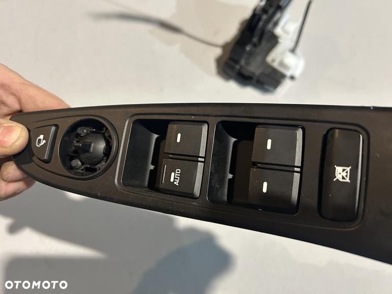 przełącznik szyb kierowca Hyundai i20 II 93570-C8121 - 1