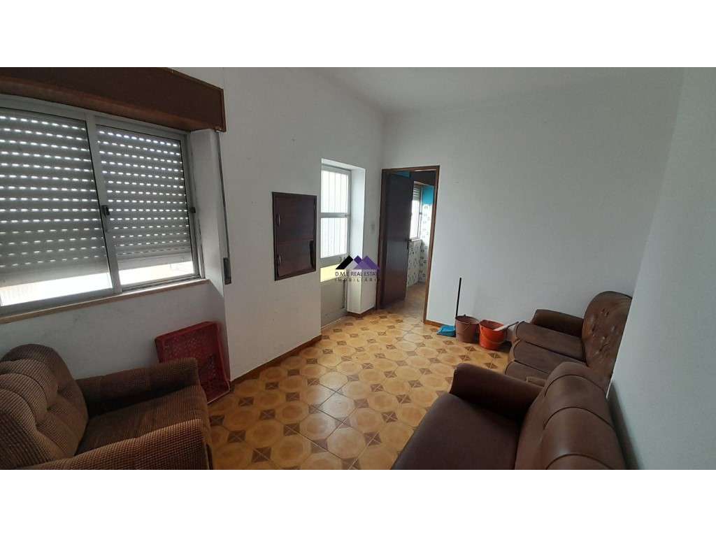 Casa Térrea para Recuperar nas Hortas com Grande Potencial - Grande imagem: 5/33